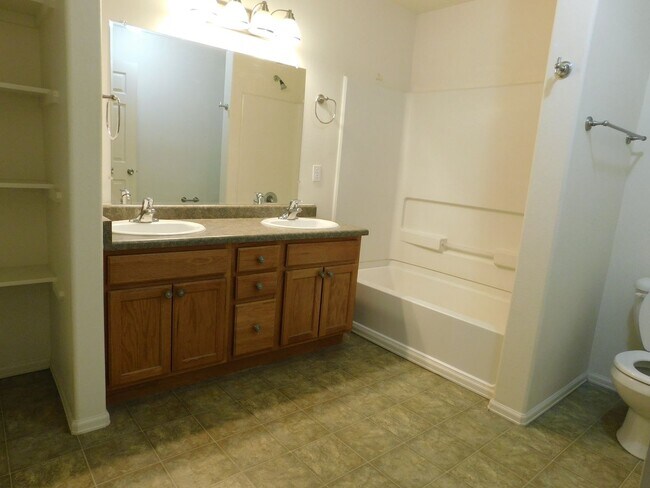 Building Photo - Townhome North GJ!!