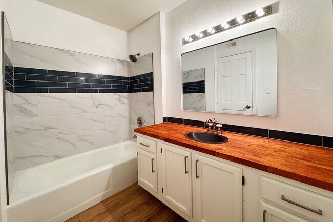 Building Photo - Luxury Scottsdale Condo: Modern Comfort in...
