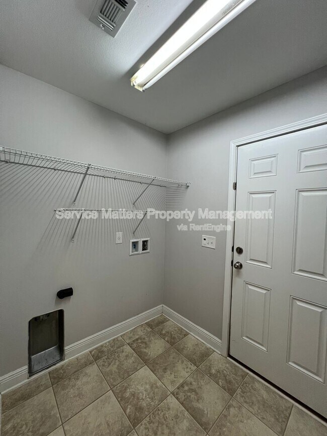 Building Photo - 6017 Autumn Pines Cir