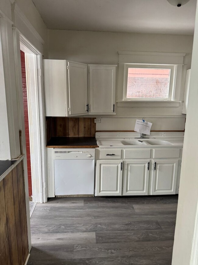 Building Photo - Single Family Home 3 bedroom 1 bath new paint flooring with basement fenced in yard