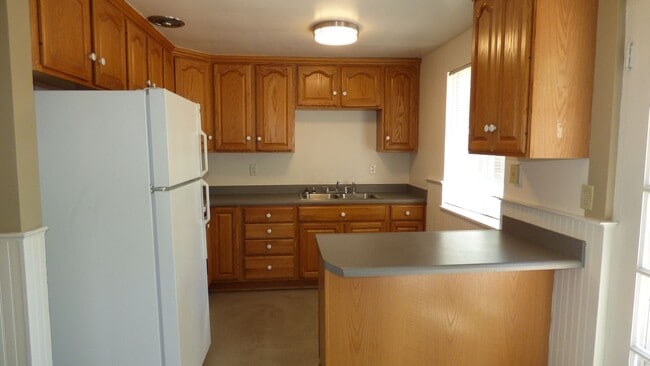 Building Photo - Rent Special: $500 Off First Full Months R...