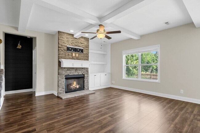 Building Photo - Pet Friendly Three Bedroom with Bonus!