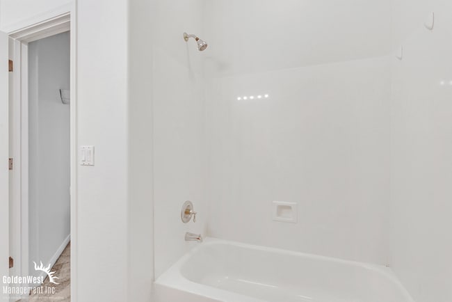 Building Photo - Gorgeous 2Bdm 2Ba Home with Golf-Course Vi...