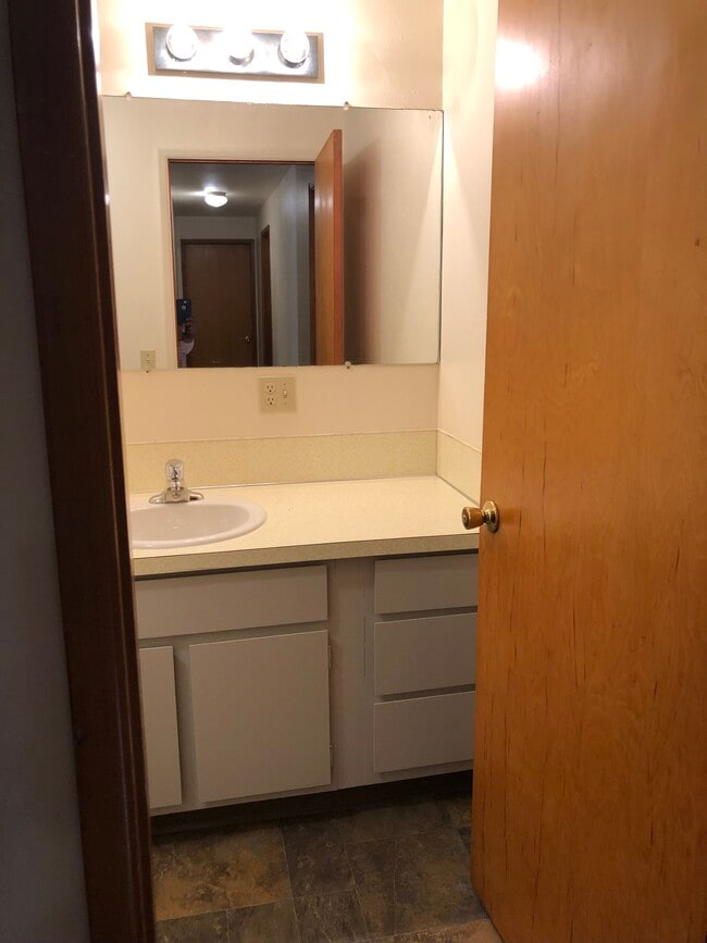 Building Photo - 595 NW Oak Ave