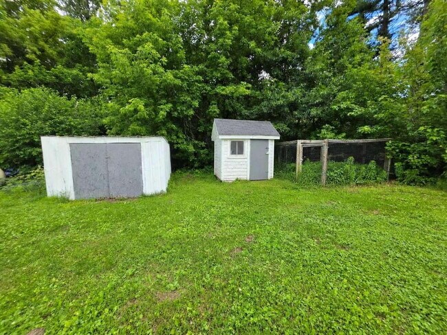 Building Photo - Country Living on 2.5 Acres Just Minutes from Eau Claire – 3 Bedroom Home with Bonus Rooms, Garag...