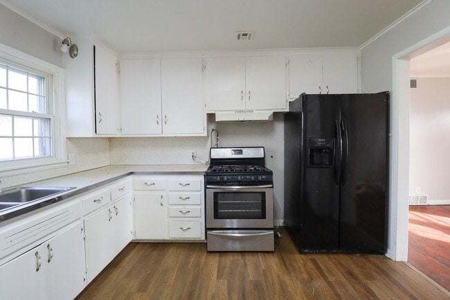 Building Photo - Beautifully Redone 3 Bedroom House! Available for Immediate Move in!