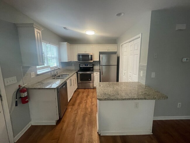 Building Photo - MOVE IN SPECIAL $500 DEPOSIT/FREE MONTHS R...