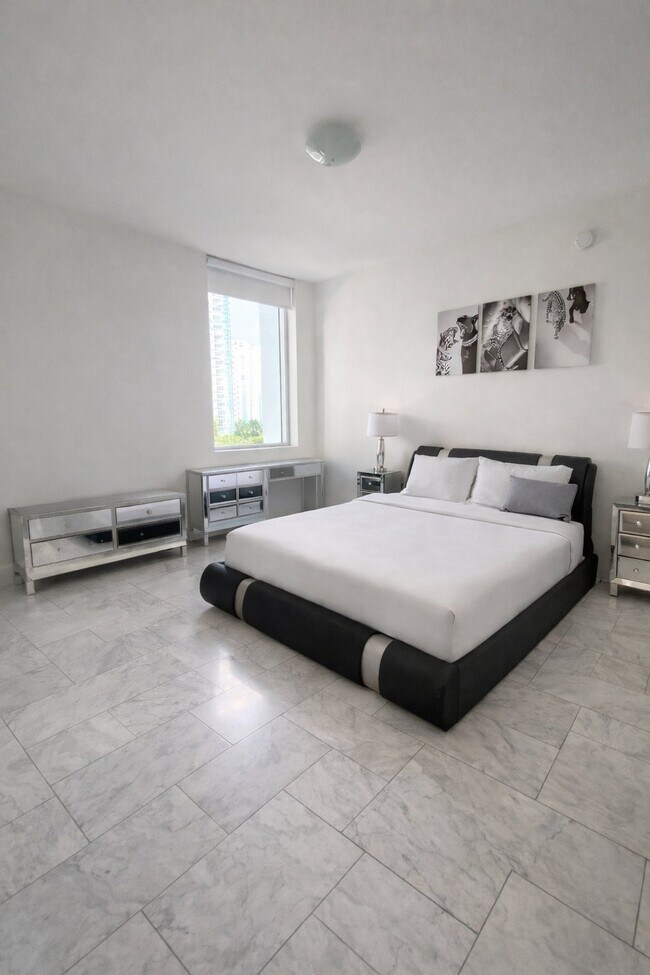 Building Photo - 1060 Brickell Ave