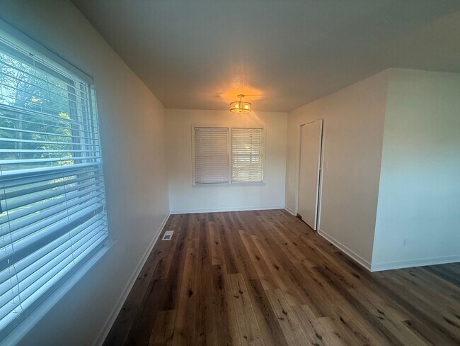 Building Photo - 3 bed 2 bath in the heart of the city