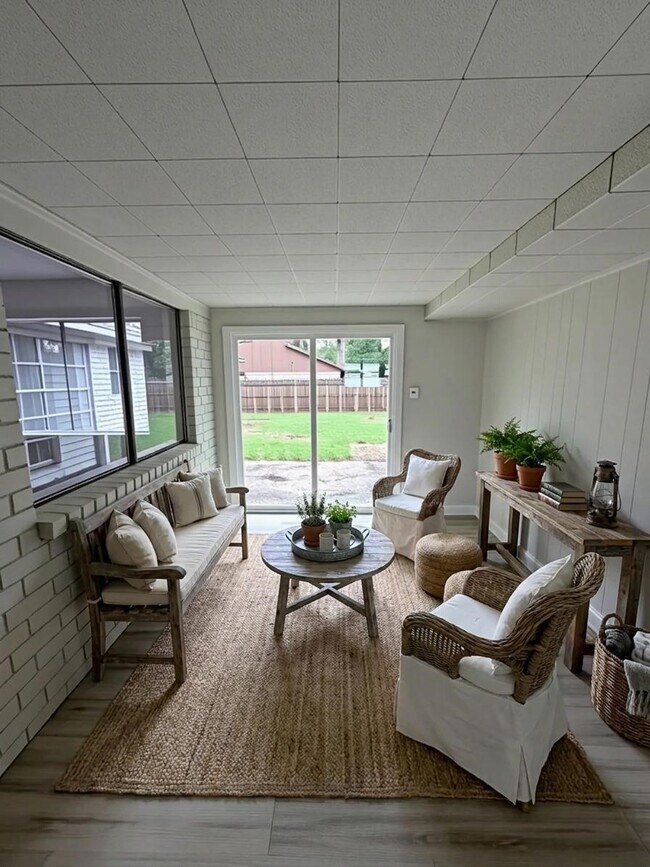 Building Photo - 2102 Lake Creek Dr