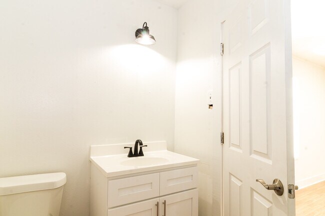 Building Photo - 4918 Leffingwell St