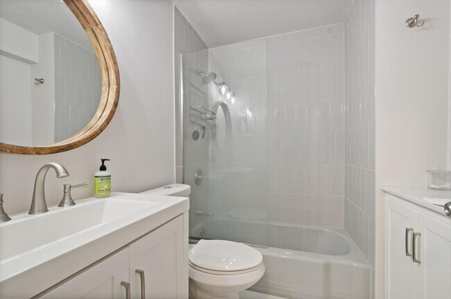 Building Photo - 5701 N Sheridan Rd