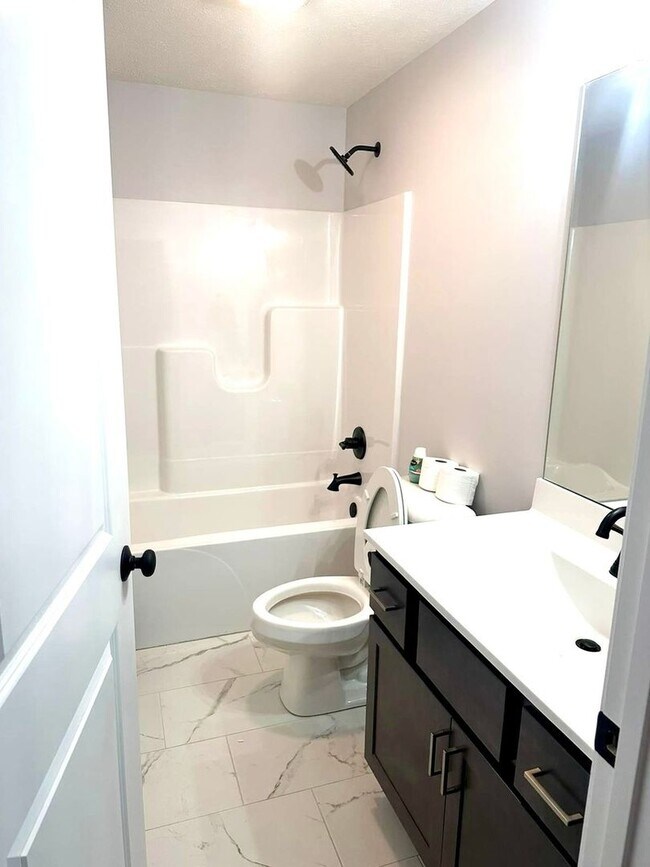 Building Photo - Spacious 5 Bed Home in Bloomington