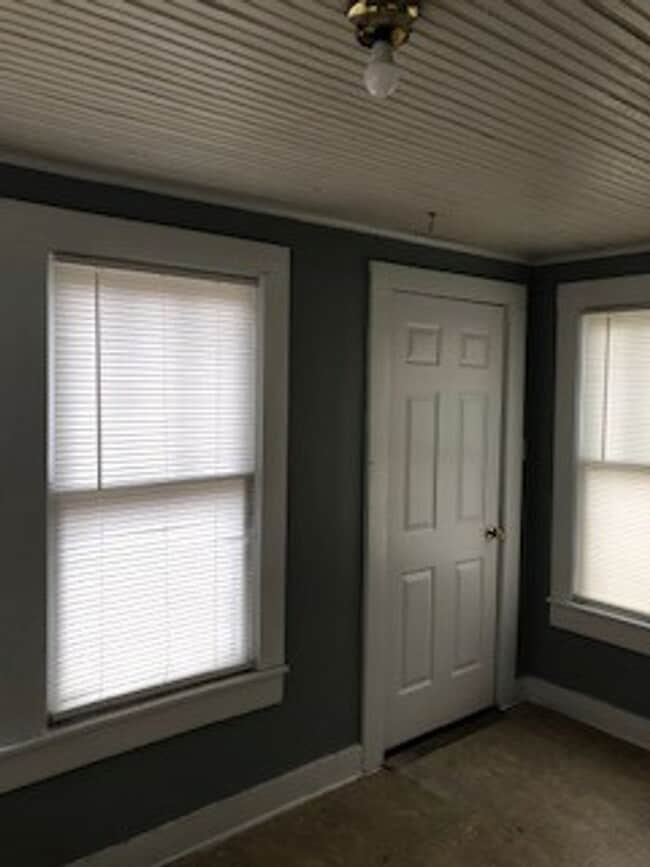 Building Photo - TWO BEDROOM/ONE BATH HOME