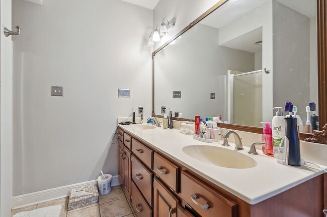 Building Photo - Gorgeous 3 Bed/ 2 Bath Single- Family Home