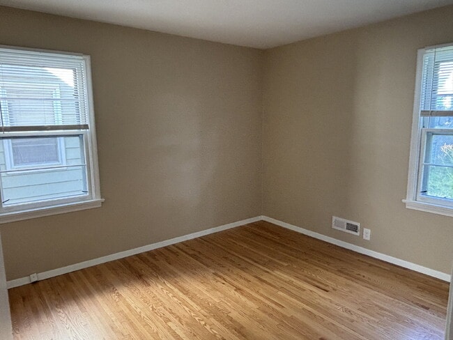 Building Photo - Charming 4-Bedroom Single Family Home on C...