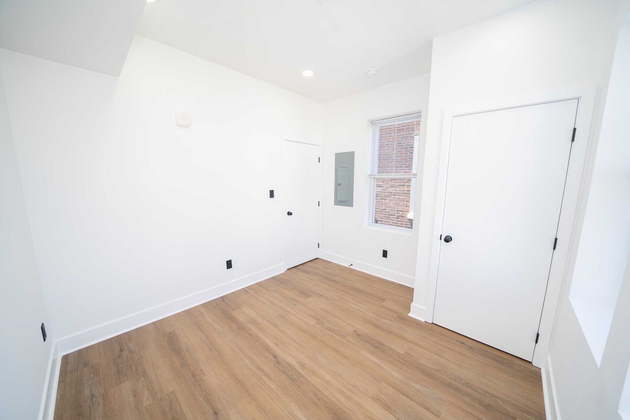 Building Photo - 4927 Catharine St
