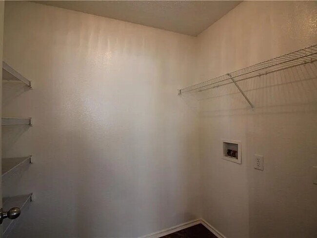 Building Photo - 3 Bedroom 2 bath home!