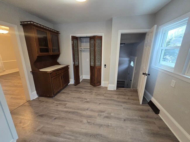 Building Photo - VIDEOTOUR: Gorgeous Victorian 4-bedroom home with Huge Garage! PETS WELCOME