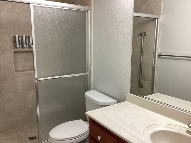 Building Photo - Just listed!