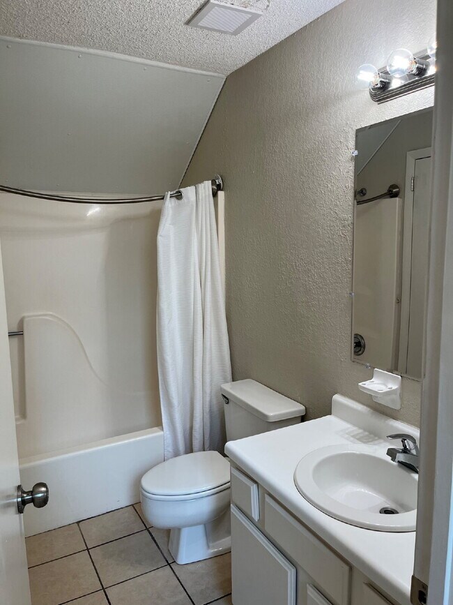 Building Photo - 1404 Bell Trace Dr