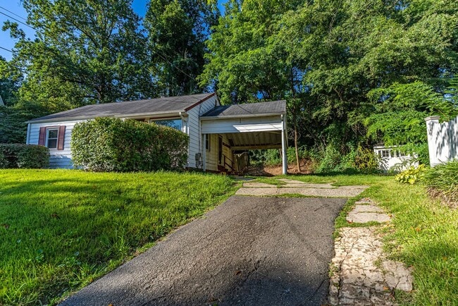 Building Photo - Location, Location, Location! Charming 3 b...