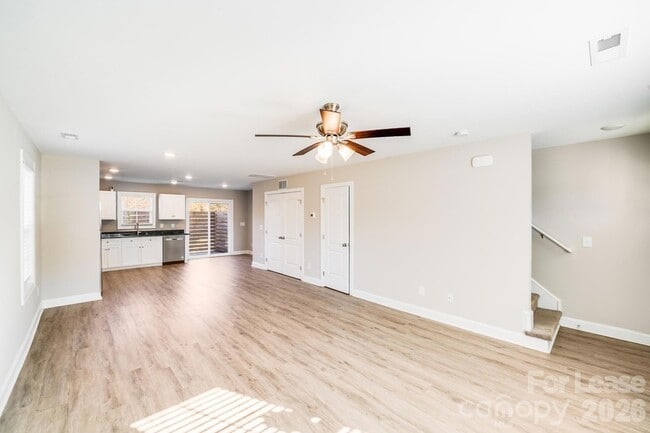 Building Photo - 604 W 8th St