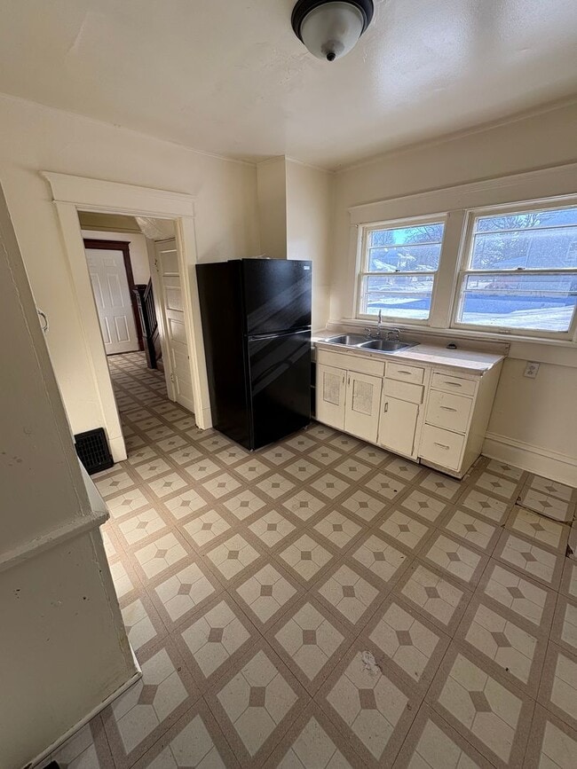 Building Photo - 3 bedroom 1 bathroom single family home