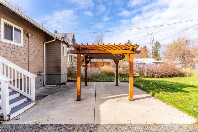 Building Photo - South Hill Charmer 3 bed, 1 bath available...