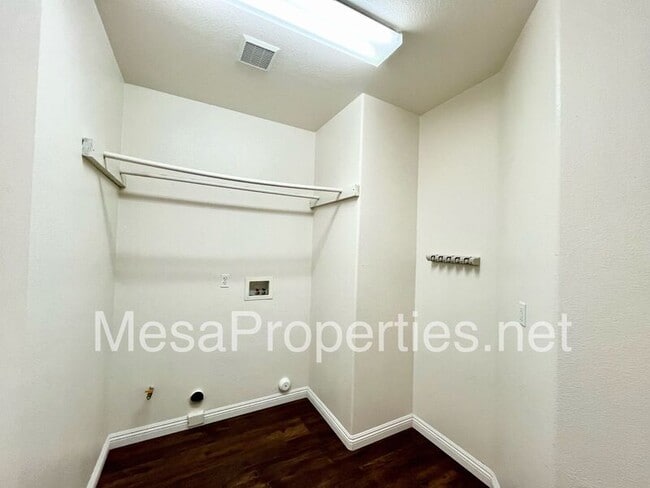 Building Photo - 12261 Luna Rd