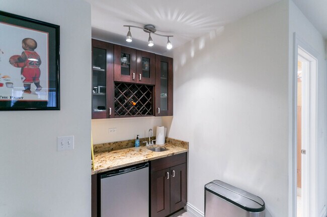 Building Photo - 1359 N Noble St