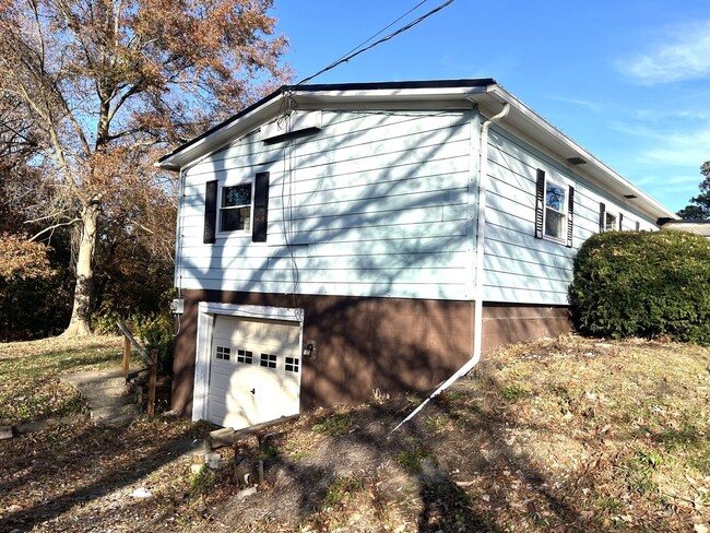 Building Photo - Charming 4-Bedroom, 2-Bath Ranch Home in L...