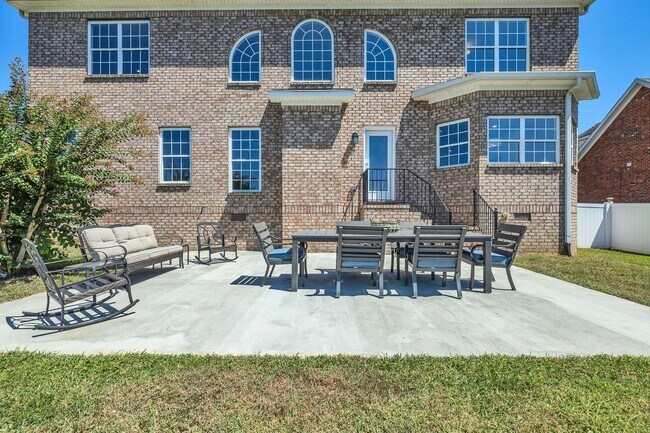 Building Photo - Luxury 4BR Home with River Views & Entertainer’s Bonus Room