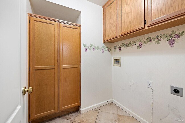 Building Photo - Two Level Home in Windsor with 4 Bedroom and 3 full Bath