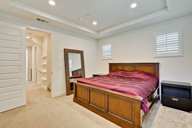Building Photo - Modern Townhome in Prime Location — Walkab...
