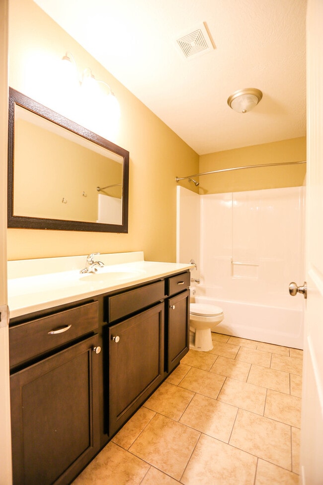 Building Photo - *--Walking Distance to MSU 4 bed 2.5 bath ...