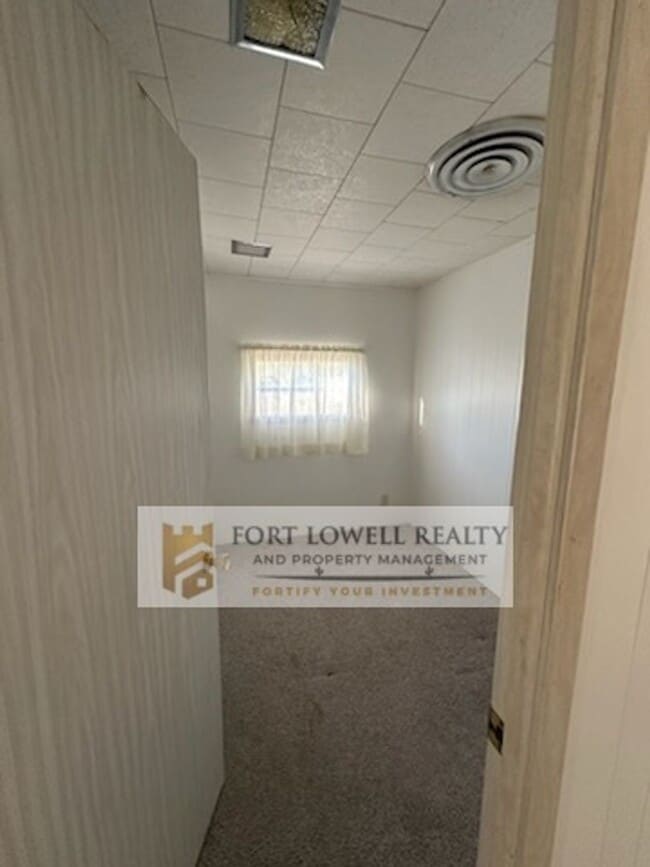 Building Photo - 2 Bed/1 Bath Washer and Dryer/Private Yard