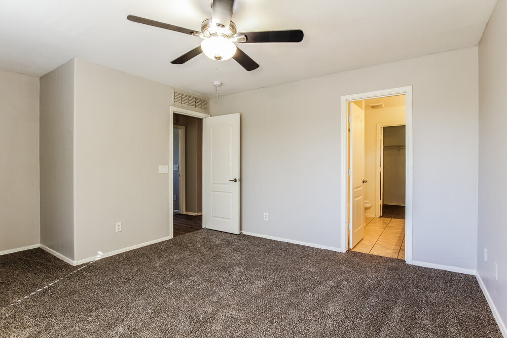 Building Photo - 12938 W Fleetwood Ln