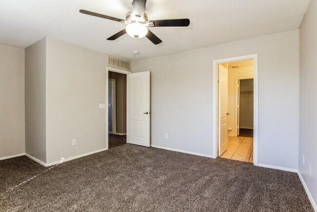 Building Photo - 12938 W Fleetwood Ln