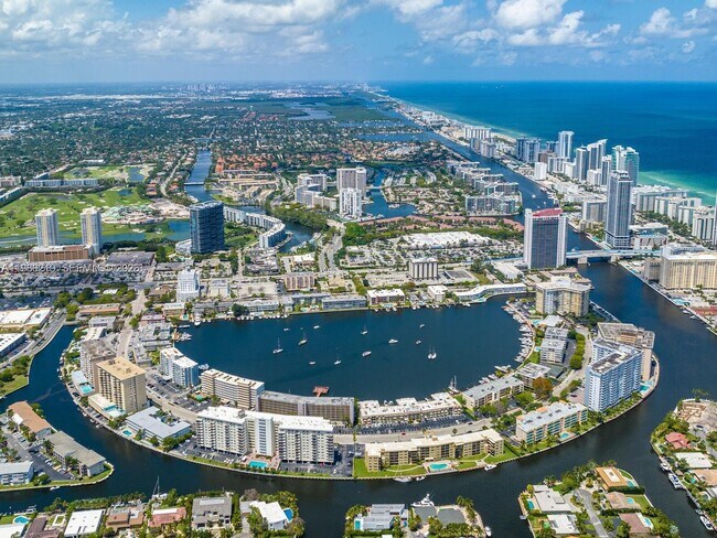 Building Photo - 400 Golden Isles Dr