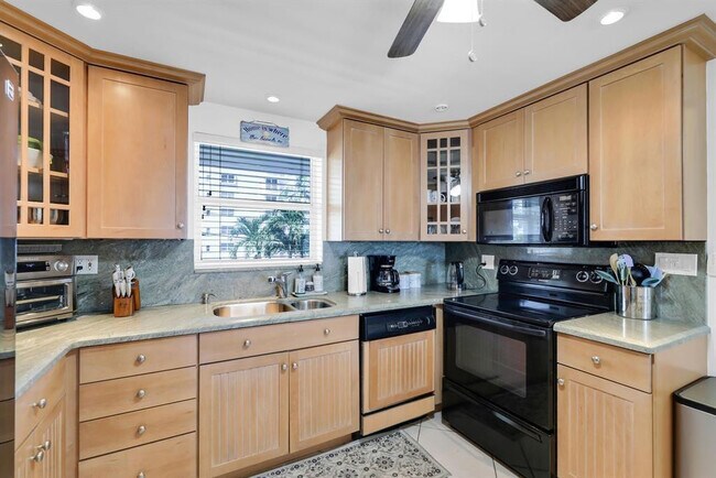 Building Photo - 1051 Hillsboro Mile