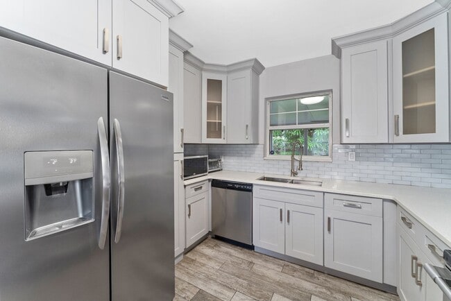 Building Photo - Charming and Updated 2/2 Home in Colonial ...