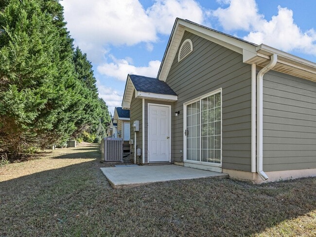 Building Photo - Charming 2 BR, 2.5 BA, One Story End Unit ...