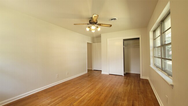 Building Photo - 801 Rosewood Dr