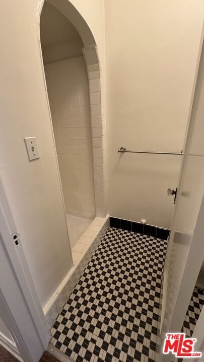 Building Photo - 328 N Sycamore Ave