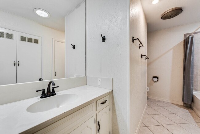 Building Photo - 6209 Glenhaven Dr