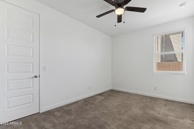 Building Photo - 565 E White Wing Dr