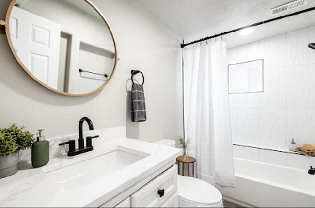 Building Photo - Large 2 Bed, 1 Bath + 2 Bonus Rooms – Two ...