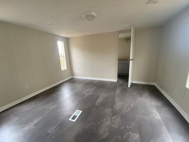 Building Photo - 2 Bed 2 Bath Remodeled Mobile Home