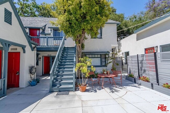 Building Photo - 2628 Beachwood Dr